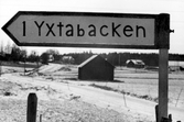 Vägskylt pekar mot Yxtabacken i Hovsta 1975