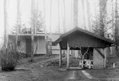 Hus med uteplats i Yxtabacken i Hovsta, 1975