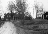 Gårdar längst vägen i Gryt i Hovsta, 1976