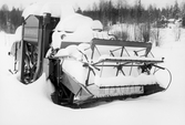 Övergiven skördetröska i snö, 1977