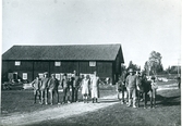 Munktorp sn, Häljesta.
Sensommardag, samling före potatisupptagning, 1928.