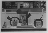 Skylfönster med reklam för Läkerol. Kristinehamn våren 1939.