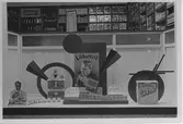 Skylfönster med reklam för Läkerol. Kristinehamn våren 1939.
