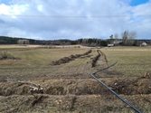 Vy över bland annat schaktet OS204, mot nordväst. Från arkeologisk undersökning i form av schaktningsövervakning i Hede, Hälsingtuna socken, Hudiksvalls kommun.