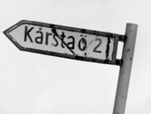 Skylt visar vägen mot Kårsta Ö, 1976