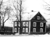 Gård med två våningar och vind i Förlunda i Hovsta 1970-tal