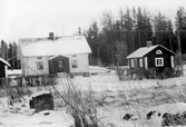 Vitt hus med två flyglar i Förlunda i Hovsta, 1970-tal