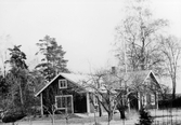 Gård i vinkel i Förlunda i Hovsta, 1970-tal