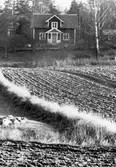 Gård i Kåvi i Hovsta bakom åkern, 1970-tal