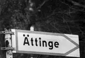 Vägskylt visar vägen mot Ättinge i Hovsta, 1970-tal