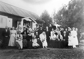 Brudpar med gäster i Lillån i Hovsta, ca 1925