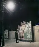 Man vid anslagstavla, 1950-tal