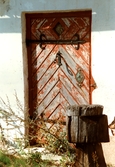Dörr med flagnad färg till gamla kronohäktet  i Glanshammar, 1990-tal
