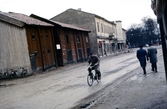 Man med cykel på Engelbrektsgatan, 1960-tal