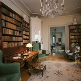 Interiör från Lövsta herrgård i Södermanland. I biblioteket råder en trivsam blandning av empire, 1870-tal och samtid.