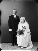 Brudparet Almlöf från Öregrund, Uppland 1923