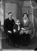 Ateljéporträtt - familj, Östhammar, Uppland 1930