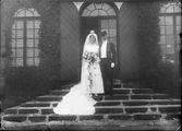 Brudparet Fogelmarck på trappan till Forsmarks herrgård, Uppland