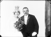 Brudparet Forslund från Hökhuvud, Uppland 1925