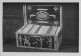 Dekorerad låda med praliner från någonstans mellan 1916 och 1933 då pastillfabriken fanns.