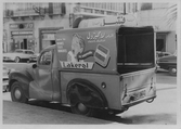 Bil med reklam för Läkerol med arabisk text. Från 8/1 1957.