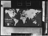 Världskarta på fabrikskontorets vägg.