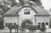 Hästdragen brandspruta vid Örebro brandstation på Fabriksgtan 9-11, 1910