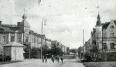 Barn stående på Änggatan mot sydost från Västra gatan, 1903