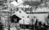 Gamla vaktknektsstugor på Vaktknektbacken på Fredsgatan, Slottsgatan sett från granntaket, 1950-tal