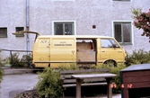 Gul skåpbil med verktyg för håltagning i Stjärnhusen, 1985-06-12