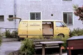 Gul skåpbil med verktyg för håltagning i Stjärnhusen, 1985-06-12