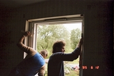Nya fönsterkarmar på plats i Stjärnhusen, 1985-06-12