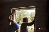 Nya fönsterkarmar på plats i Stjärnhusen, 1985-06-12