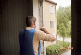 Snickare jobbar med fönsterbyte i Stjärnhusen, 1985-06-12