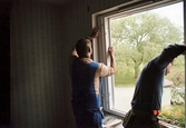 Arbete med fönsterbyte i Stjärnhusen, 1985-06-12