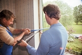 Snickare arbetar med fönsterbyte i Stjärnhusen, 1985-06-12