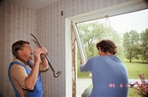 Arbete med fönsterkarm i Stjärnhusen, 1985-06-12