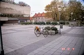 Cyklar parkerade på Krämartorget, 1985-10-09