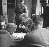 Sex soldater från Hälsinge Regemente, I 14. Mannen i mitten tänder en pipa för en rökstund