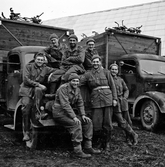 Sju soldater samlade vid lastbilar under en fältövning med Hälsinge Regemente, I 14