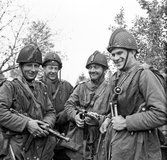 Fyra soldater ute i fält under övning med Hälsinge Regemente, I 14