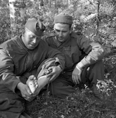 Två soldater från Hälsinge Regemente, I 14, inspekterar en fot