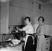 Mor och dotter tar hand om disken