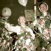 Kvinlig student omgiven av andra firande studenter