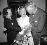 Kvinnlig student tillsammans med sina föräldrar