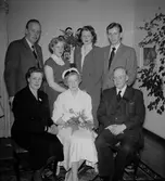 Kvinnlig student i hemmet poserar med den närmsta familjen