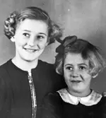 Avfotograferad syskonbild av två systrar