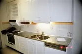 Kök med spis, diskbänk och diskmaskin i Södermalm, 1985-11-18