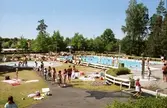 Badgäster vid två bassänger i Vivallabadet, 1990-tal