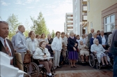 Deltagare vid invigning av äldreboende i Västhaga, 1990-tal